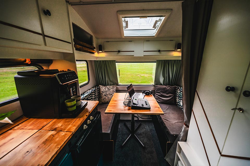 De Podcast Caravan zit voor
